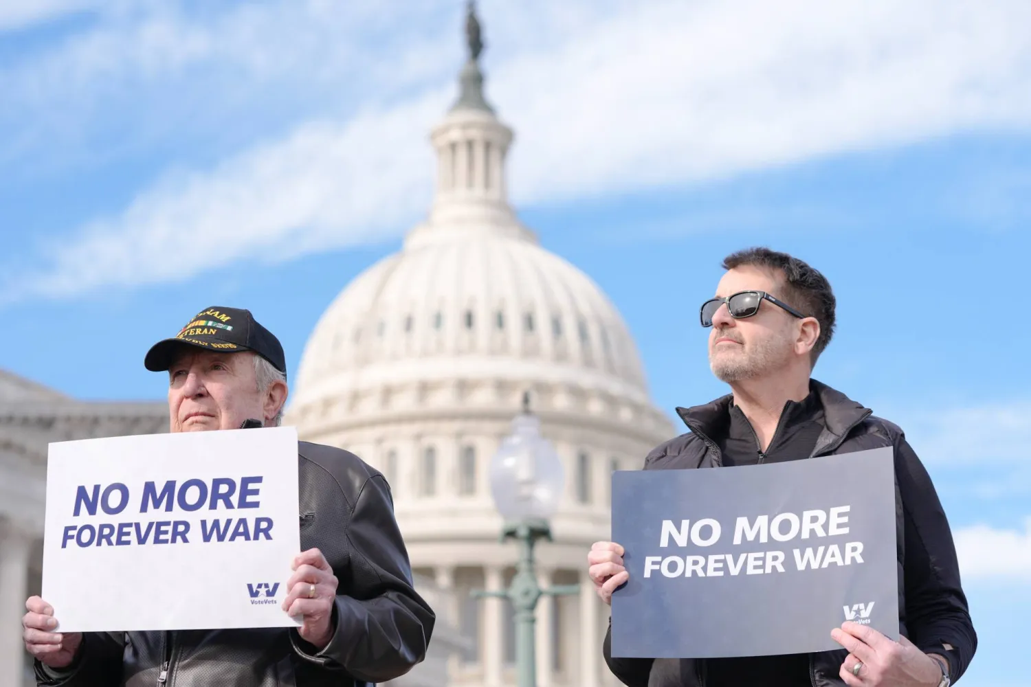  أشخاص يحملون لافتات ضد المزيد من «الحروب أبدية» مبنى الكابيتول (ا.ب)