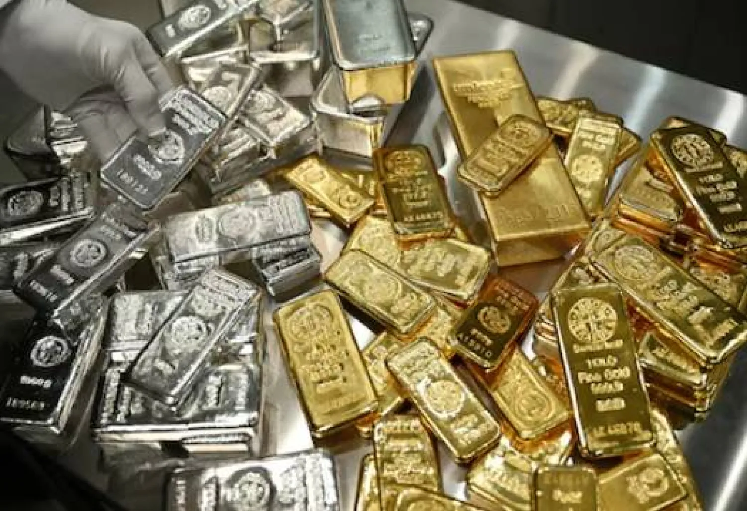 سبائك من الذهب والفضة مكدّسة داخل غرفة خزائن الودائع الآمنة في دار الذهب «برو أوروم» بمدينة ميونيخ (رويترز)