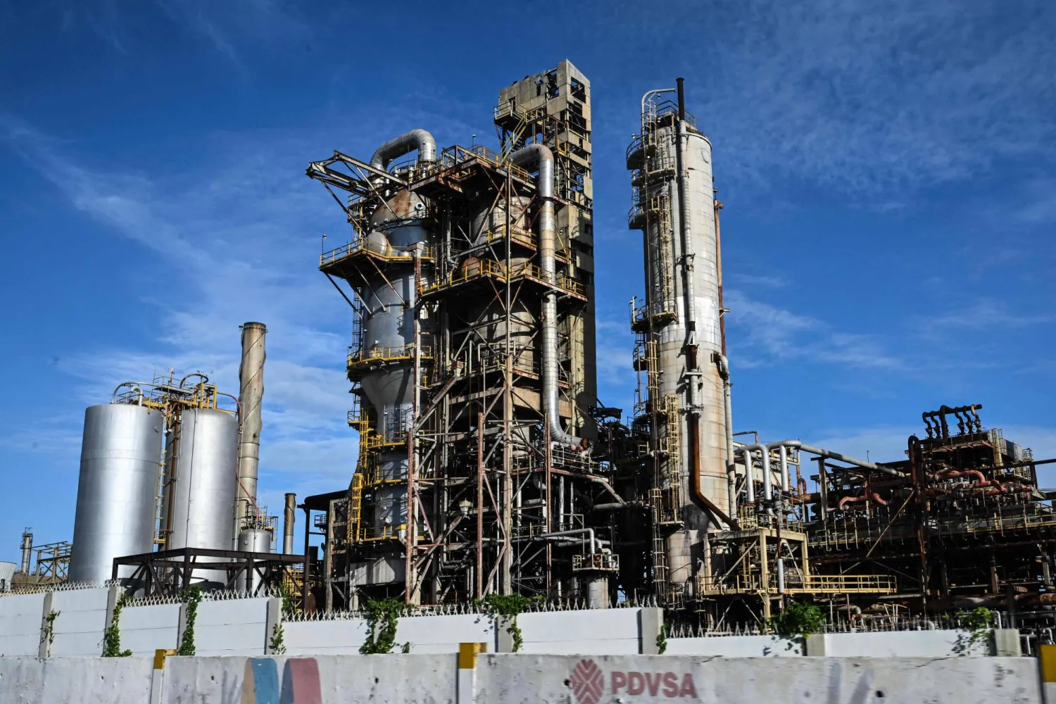 مصفاة نفطية في ولاية كارابوبو في فنزويلا (أ.ف.ب)