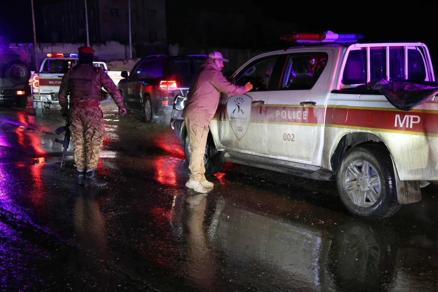 Suriye Demokratik Güçleri'ne (SDG) bağlı unsurlar, 23 Ocak 2026'da Suriye'nin kuzeydoğusundaki Rakka şehrinde bulunan el-Aktan Hapishanesi’nden çekilerek Kobani'ye (Ayn el-Arab) doğru ilerledi. (AFP)