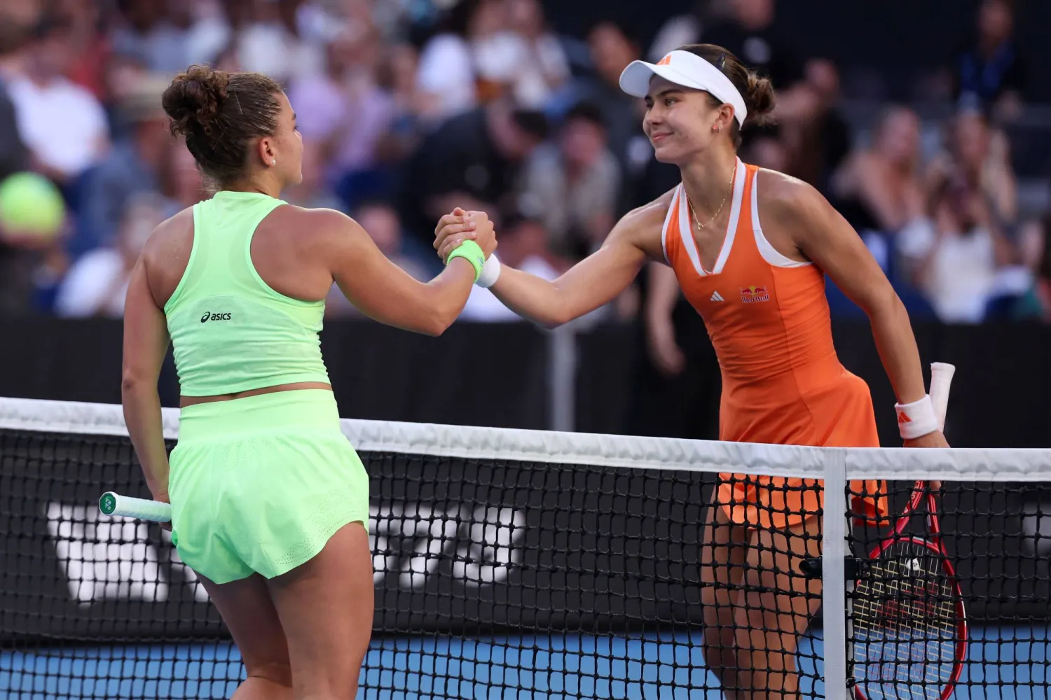 الأميركية إيفا يوفيتش (يمين) هزمت الإيطالية جاسمين باوليني (أ.ف.ب)