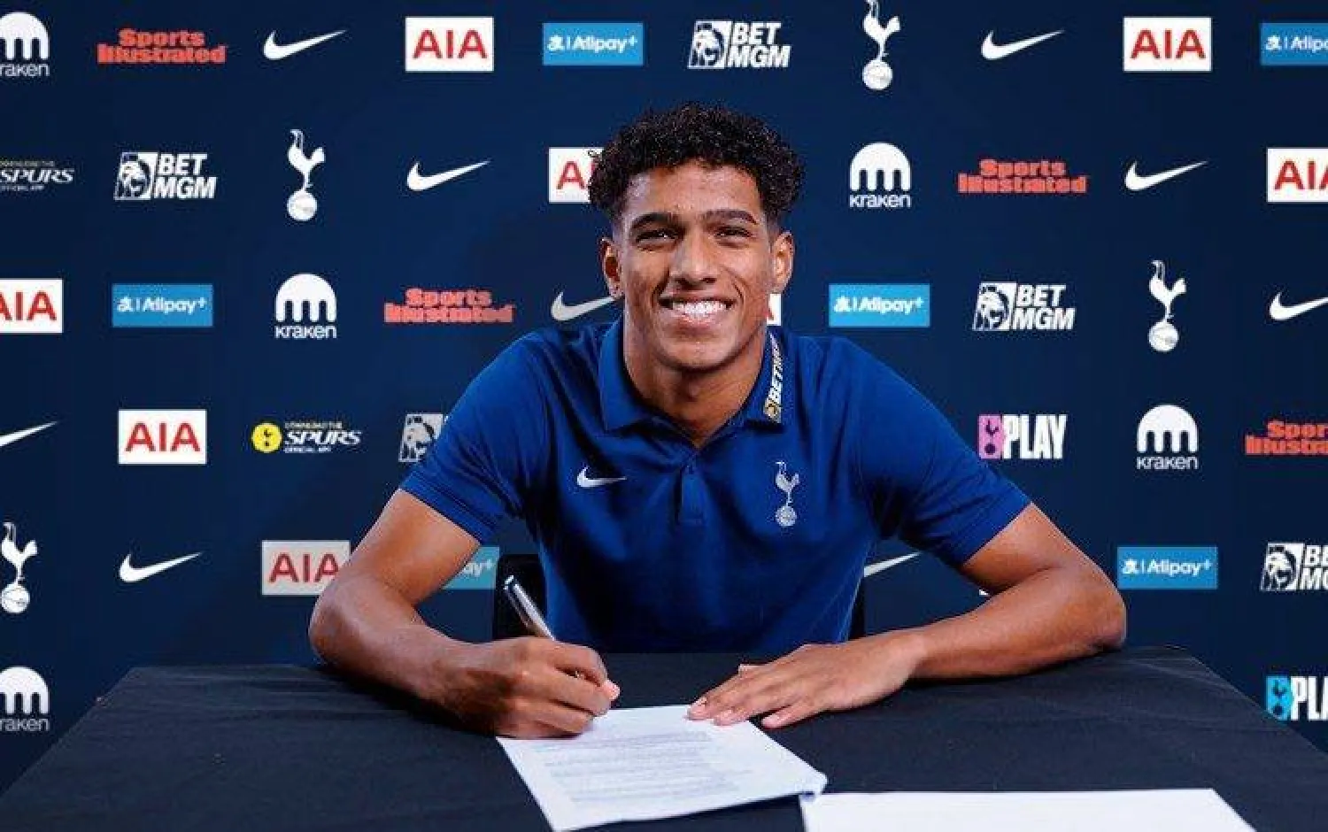 الظهير الأيسر سوزا يوقّع لسبيرز (نادي توتنهام)