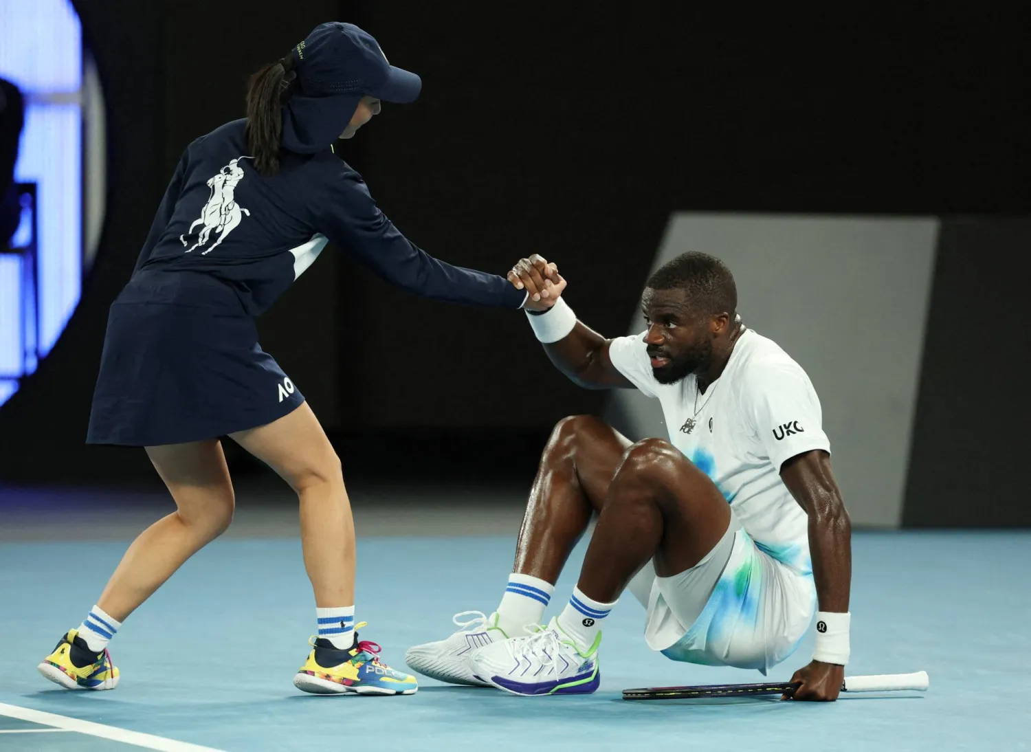 الأميركي فرنسيس تيافو ينهض بصعوبة بعد هزيمته أمام دي مينو (رويترز)