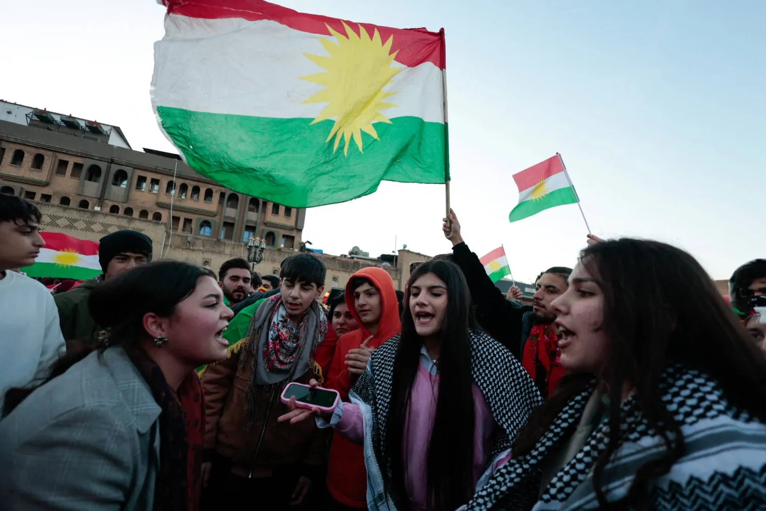 متظاهرون مؤيدون للكرد السوريين يشاركون في احتجاج في أربيل يوم 21 يناير 2026 (رويترز)