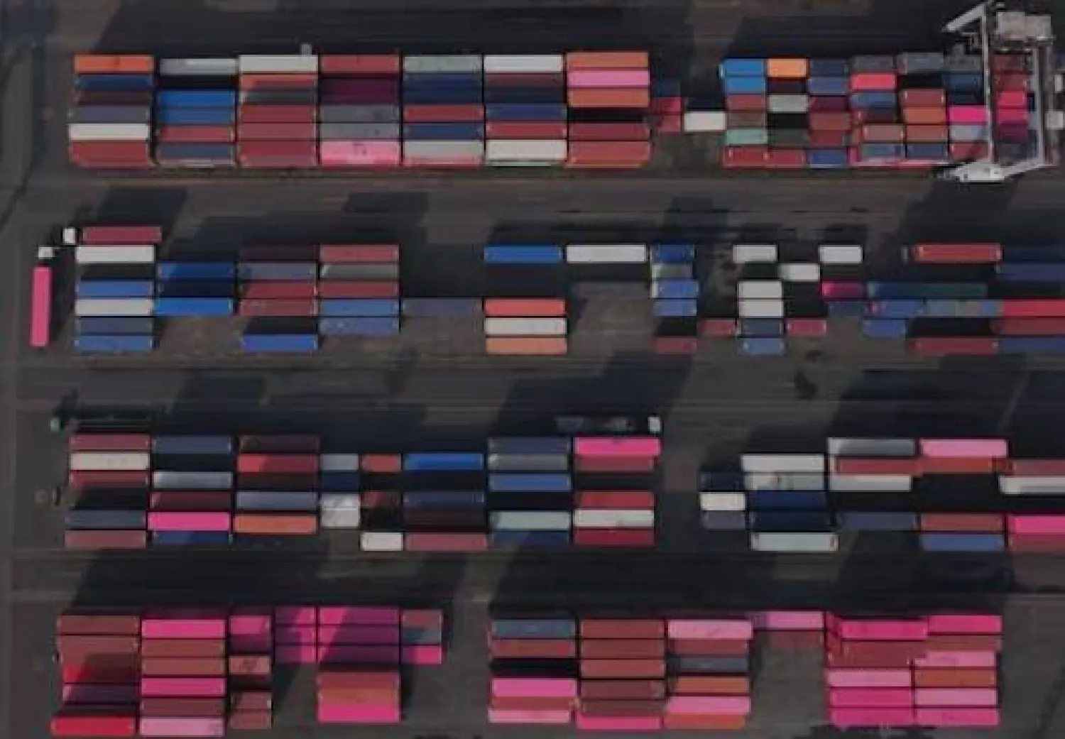 أكوام الحاويات بميناء تانجونغ بريوك في جاكرتا (رويترز)