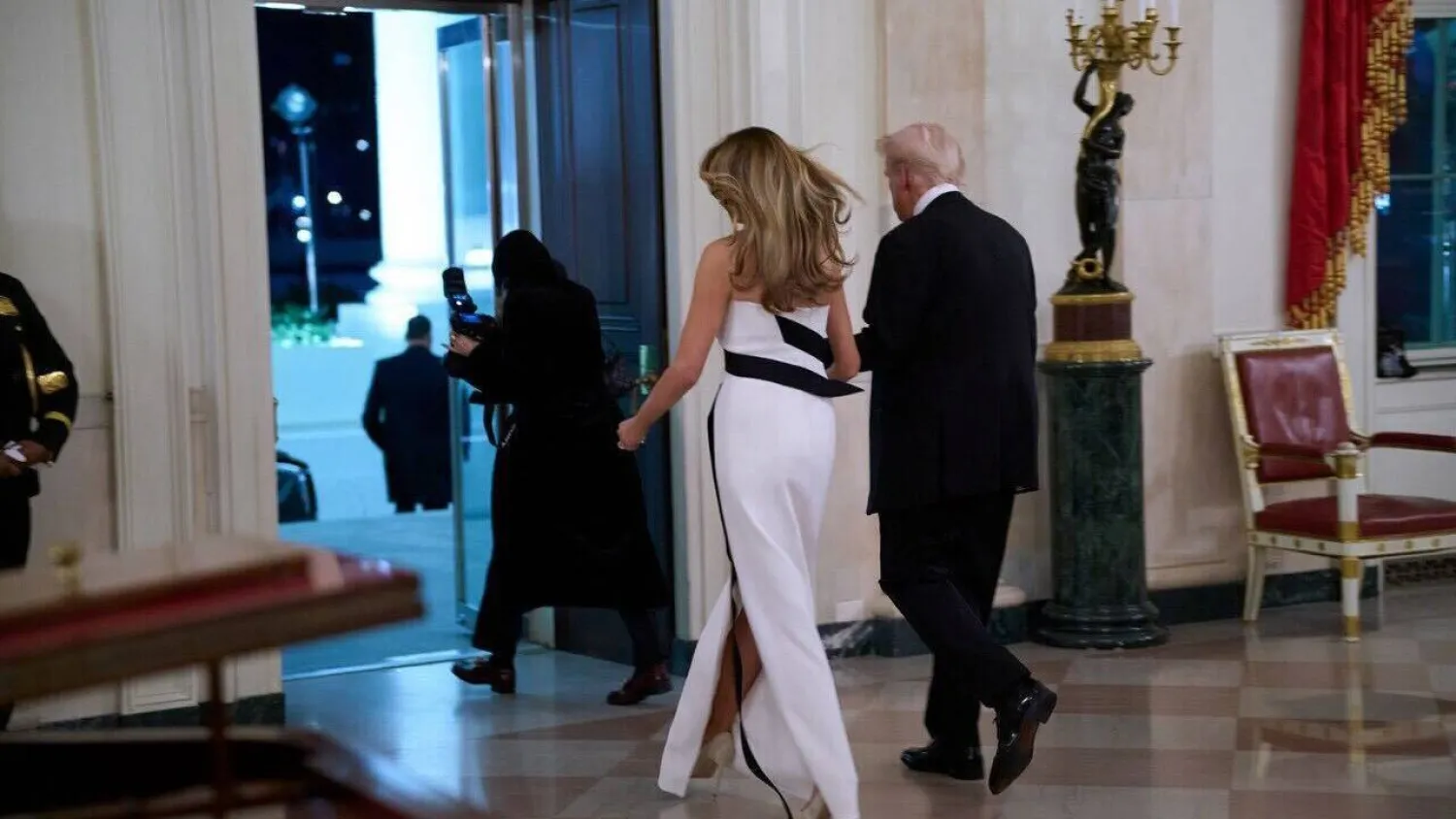 لقطة من وثائقي «ميلانيا» تجمعها بزوجها دونالد ترمب (أمازون برايم)