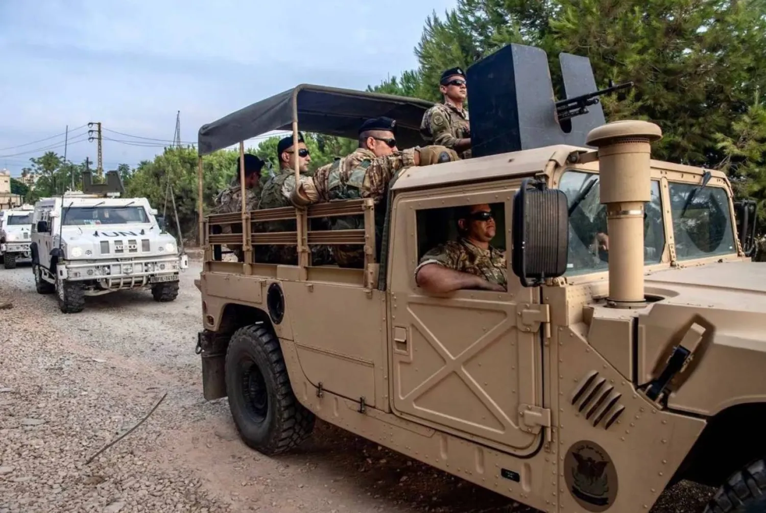 دورية مشتركة بين الجيش اللبناني وقوات «اليونيفيل» في جنوب لبنان (حساب «يونيفيل» في «تلغرام»)