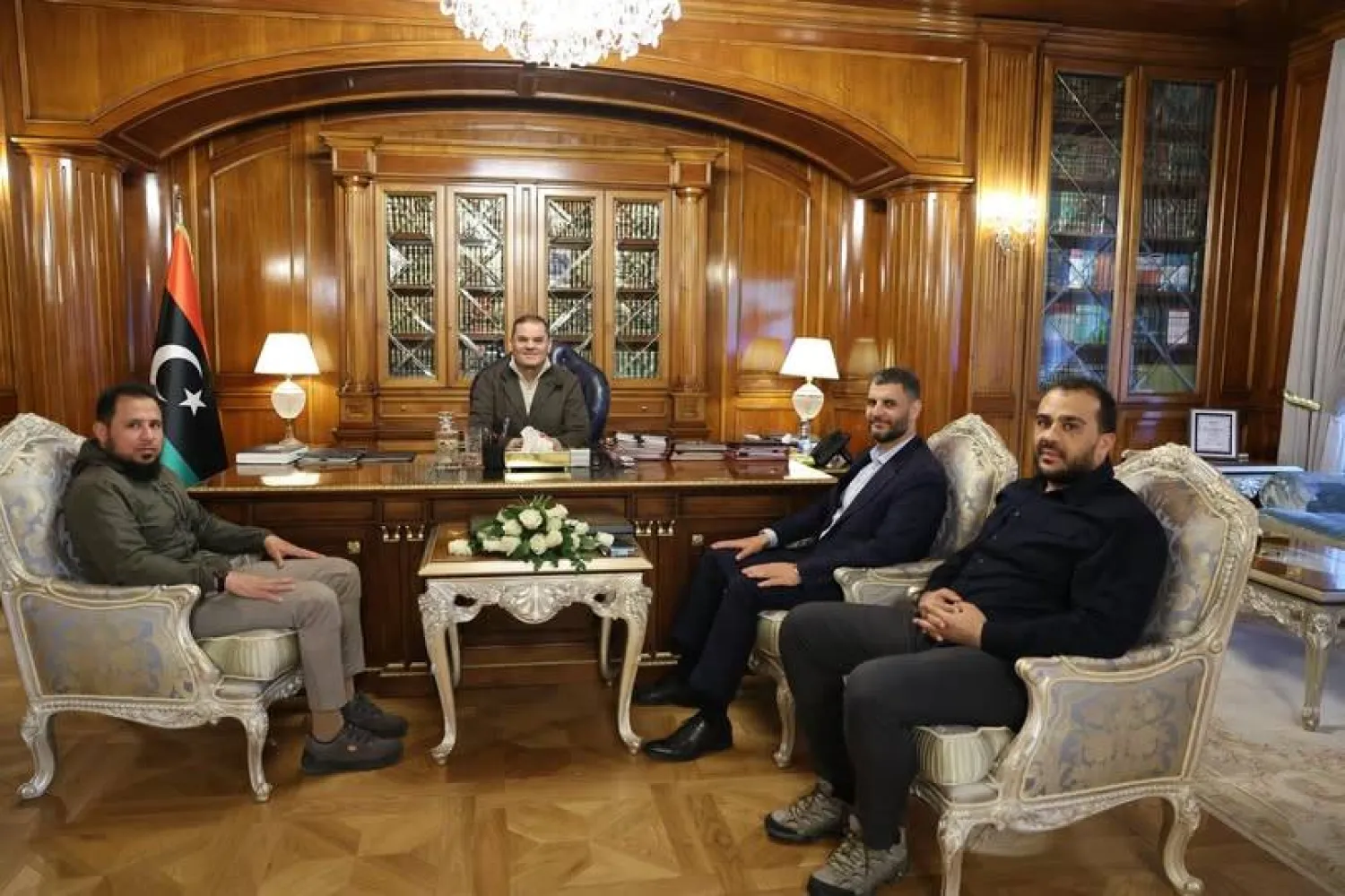 الدبيبة خلال اجتماعه بقيادات أمنية وعسكرية بحكومته (مكتب الدبيبة)