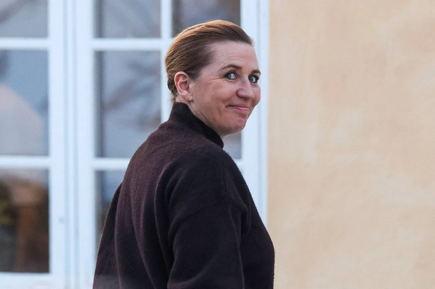 رئيسة الوزراء الدنماركية ميته فريدريكسن بعد وصولها إلى غرينلاند (رويترز)