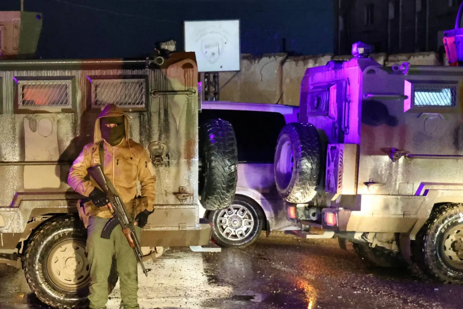 جنود الجيش السوري يحرسون سجن الأقطان بينما تنسحب «قوات سوريا الديمقراطية» منه (أ.ف.ب)