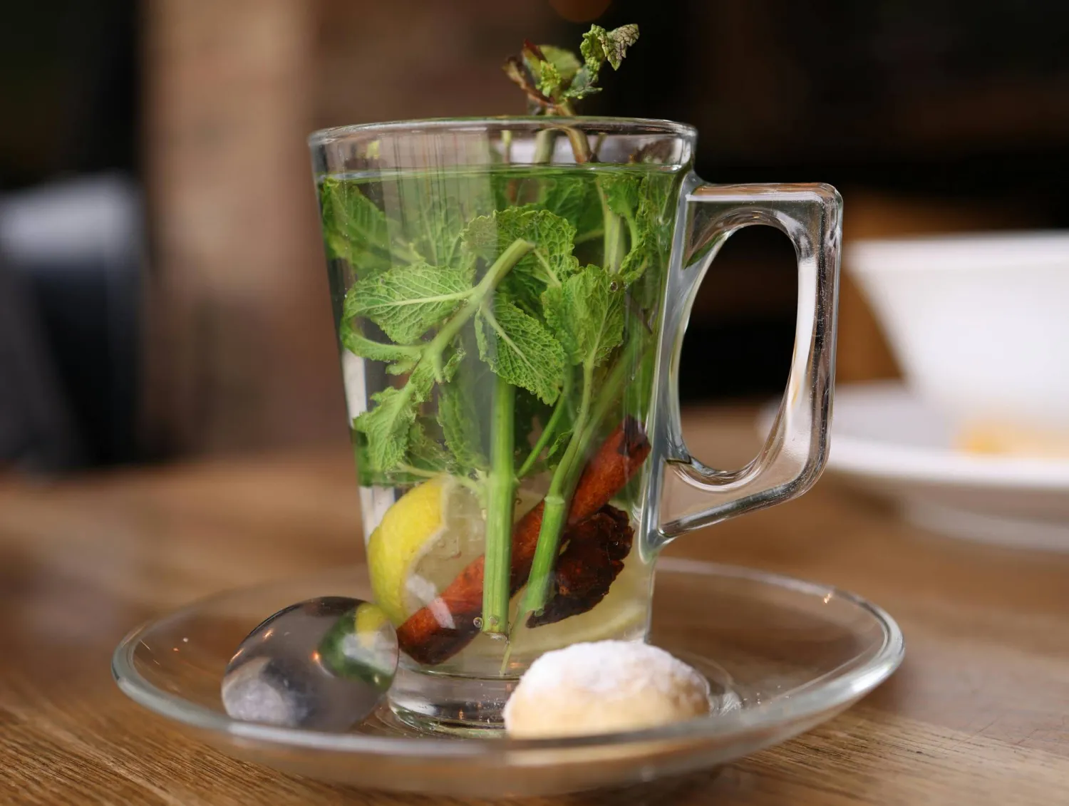 يعد شاي النعناع مشروباً خالياً من الكافيين ويقدم فوائد متعددة للهضم (بيكسلز)