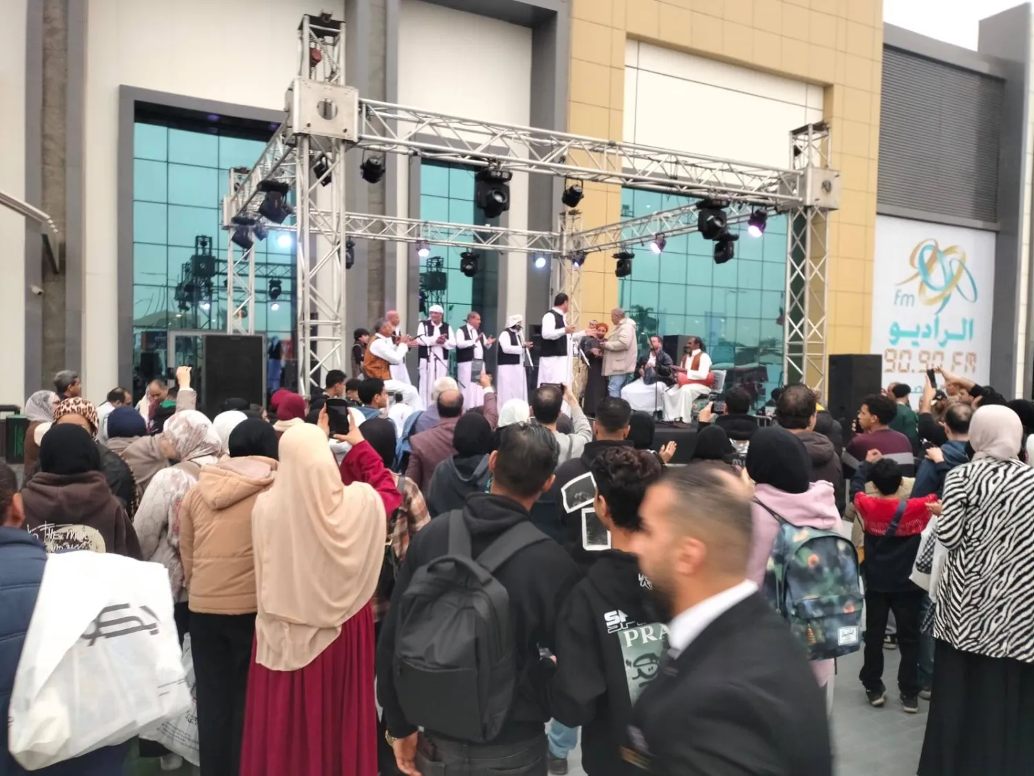 أنشطة المعرض الفنية تجتذب الجمهور (الشرق الأوسط)