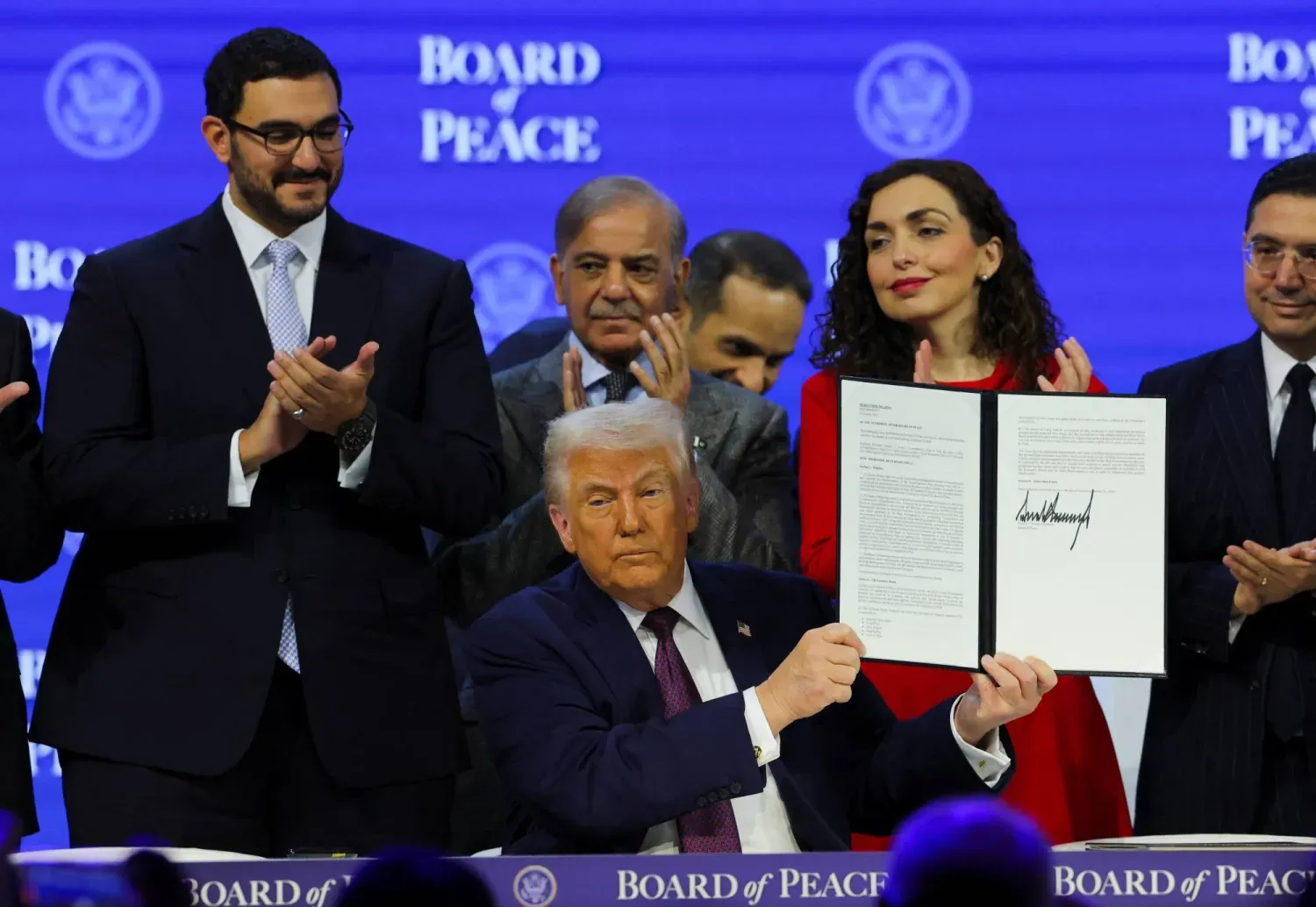 ABD Başkanı Donald Trump, Davos’ta “Barış Konseyi” girişiminin tüzüğünü imzalarken (Reuters)