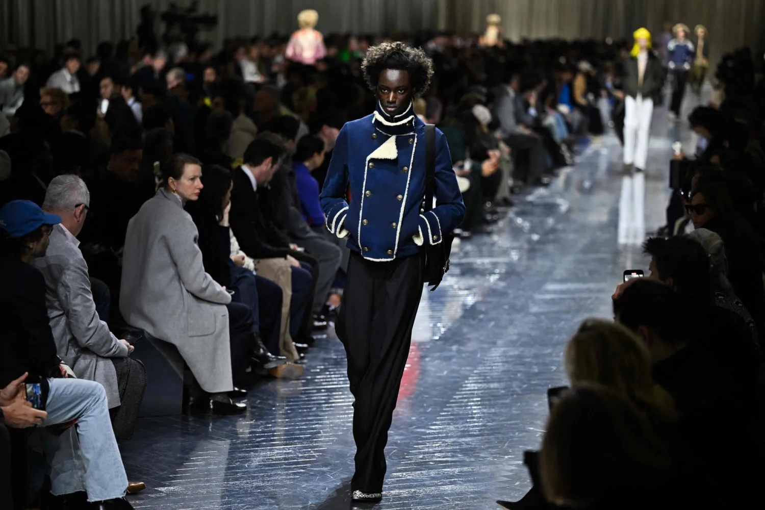  A model presents a creation by Dior for the Menswear Ready-to-wear Fall-Winter 2026/2027 collection as part of the Men Paris Fashion Week in Paris on January 21, 2026. (AFP) 