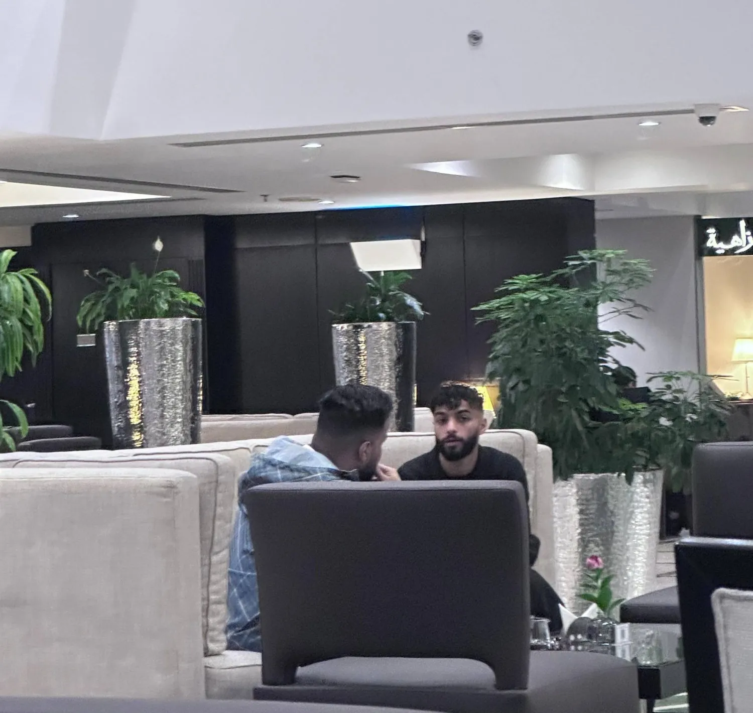 صورة التُقطت لأبو الشامات مع وكيل أعماله عبد الله الظفيري بأحد فنادق الخبر الجمعة (الشرق الأوسط)