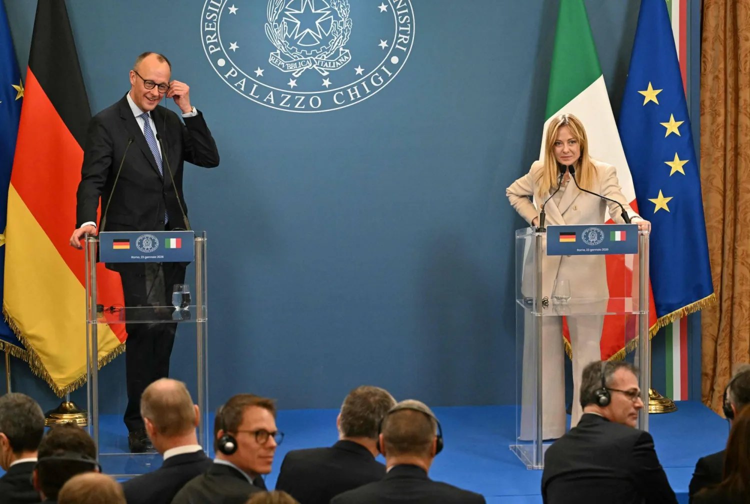 المستشار الألماني فريدريش ميرتس خلال مؤتمر صحافي مشترك مع رئيسة الوزراء الإيطالية جورجيا ميلوني في روما (أ.ف.ب)