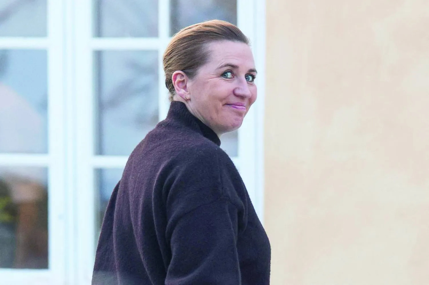 رئيسة الوزراء الدنماركية ميته فريدريكسن بعد وصولها إلى غرينلاند (رويترز)