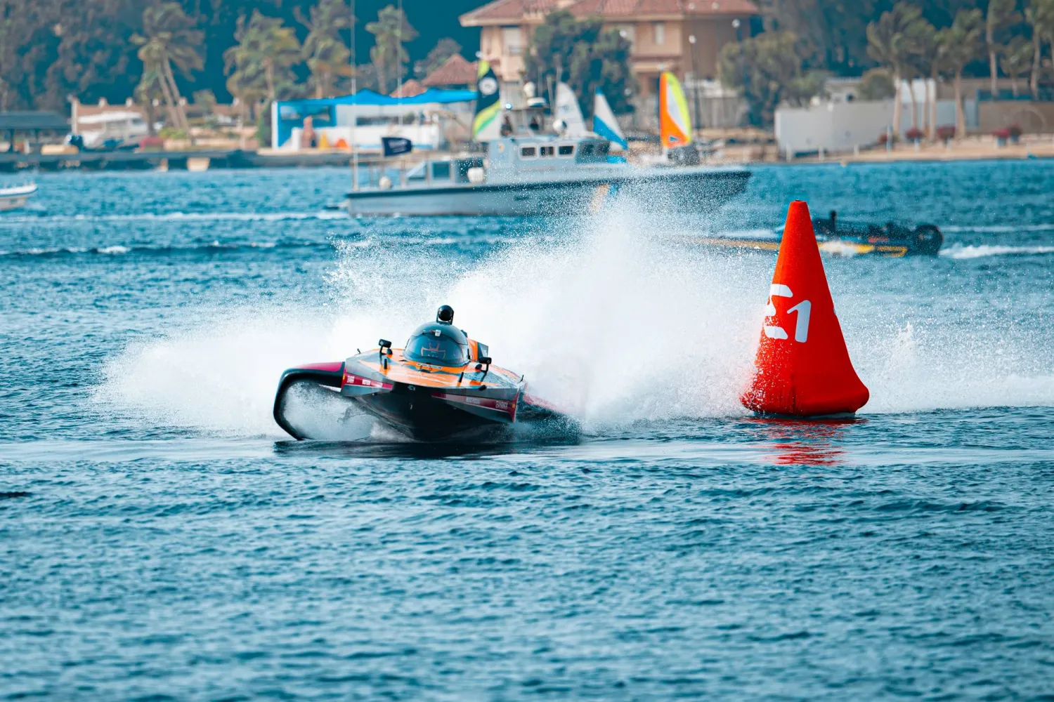 من منافسات الجولة الأولى لبطولة العالم للقوارب الكهربائية في جدة (الشرق الأوسط)