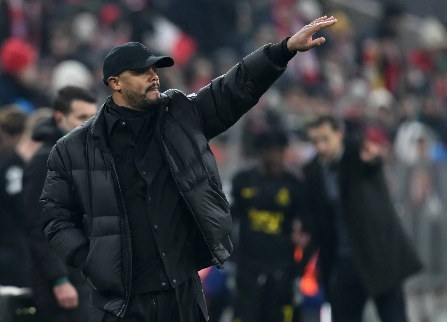 كومباني يوجه لاعبيه خلال المواجهة الأوروبية الأخيرة (رويترز)