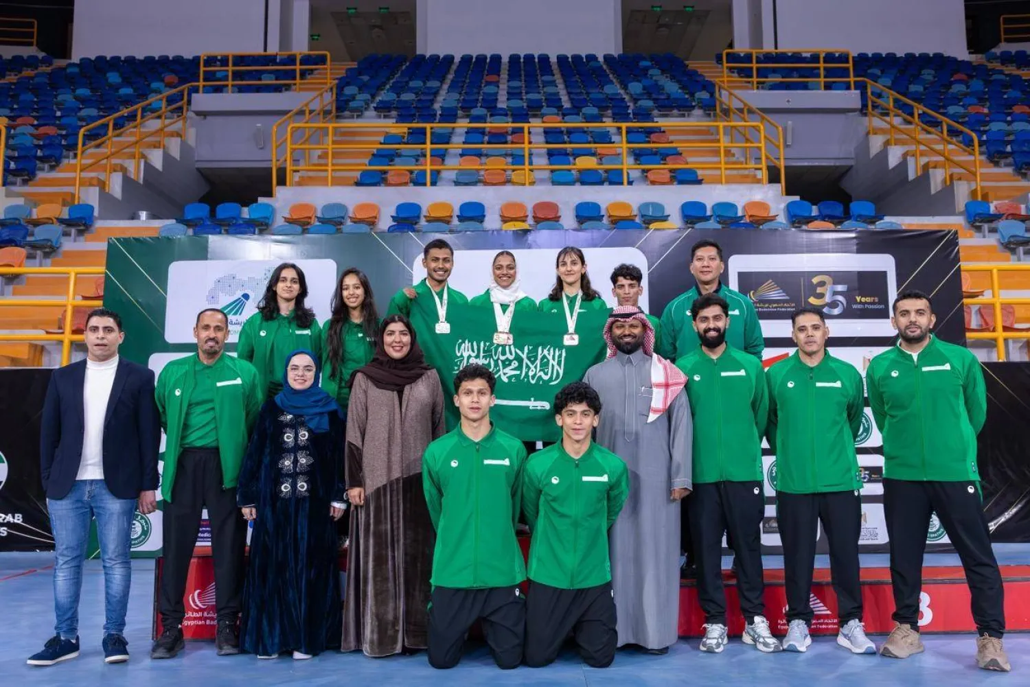 لاعبو وأعضاء البعثة السعودية في لقطة جماعية بعد نهاية المنافسات (الشرق الأوسط)