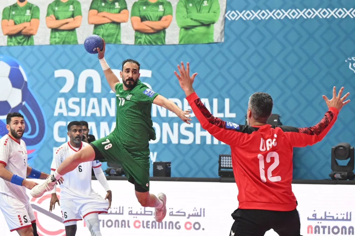 من المواجهة التي جمعت السعودية والإمارات في بطولة آسيا لليد (الشرق الأوسط)