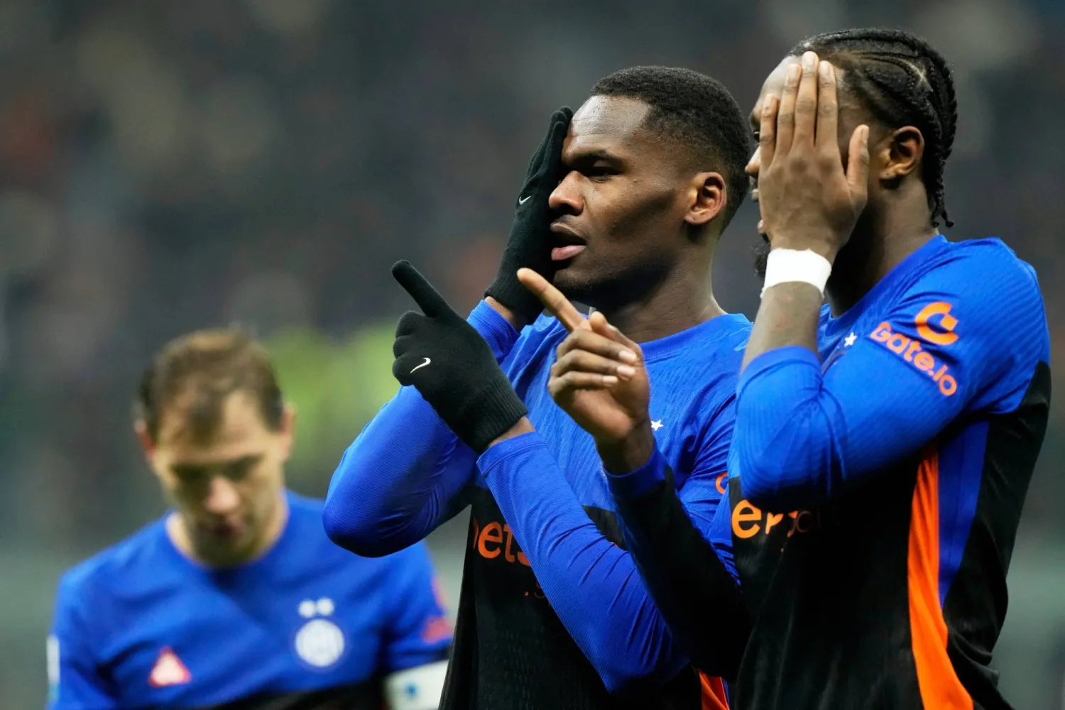  أنج يوان بوني لاعب الأنتر يحتفل بهدفه مع تورام (أ.ب)