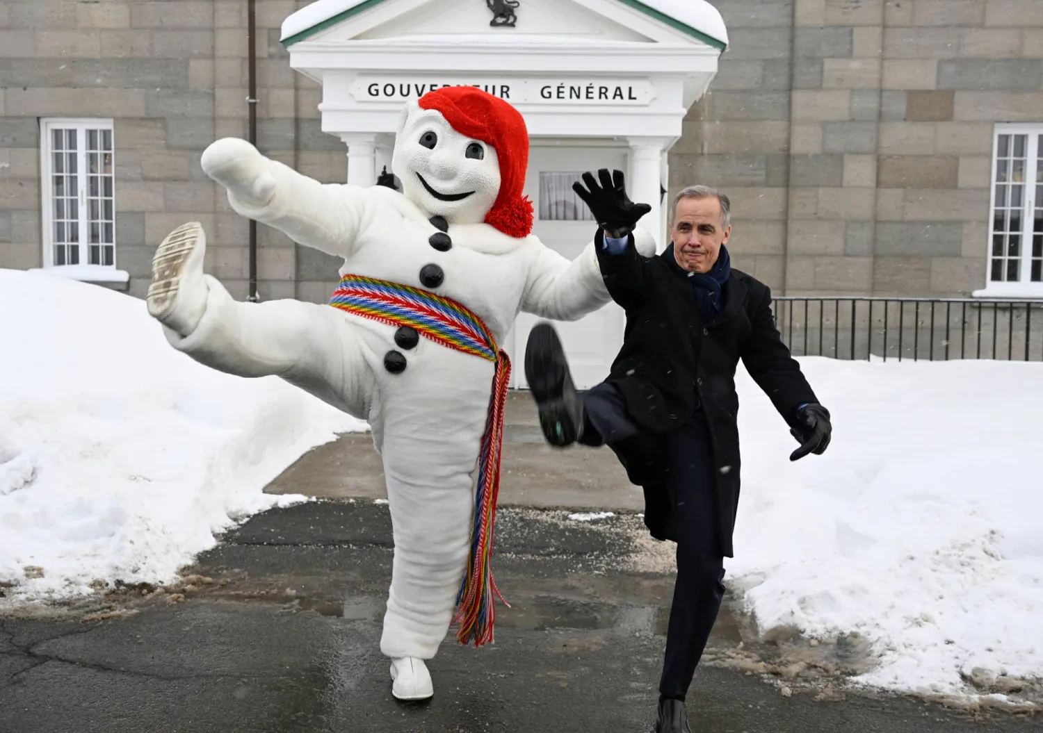 رئيس الوزراء الكندي مارك كارني يرفع ساقه في رمزية كرنفالية تقليدية في مدينة كيبيك (أ.ب)