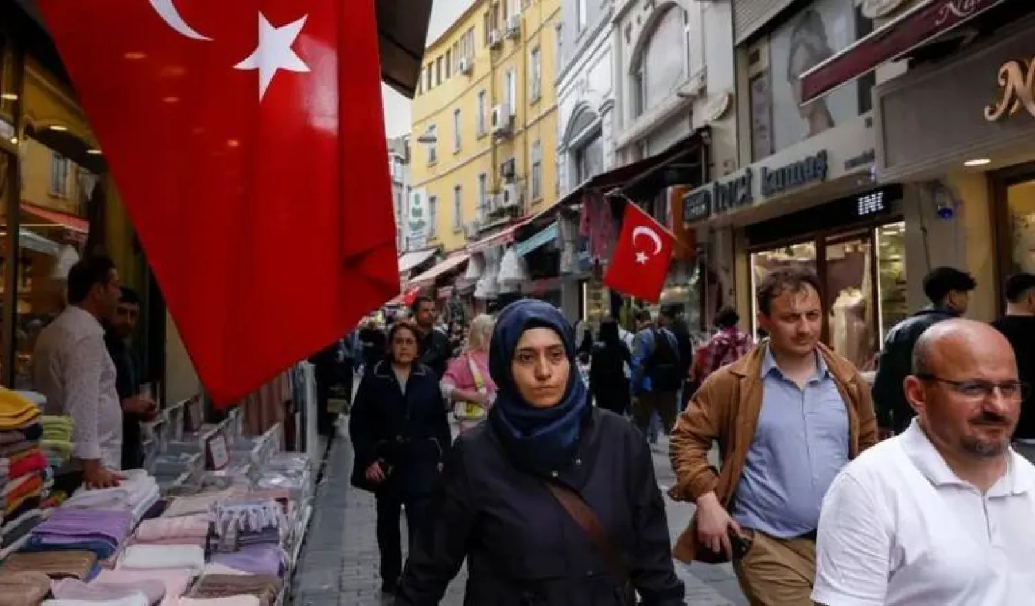 متسوقون في منطقة أمينونو في إسطنبول (رويترز)