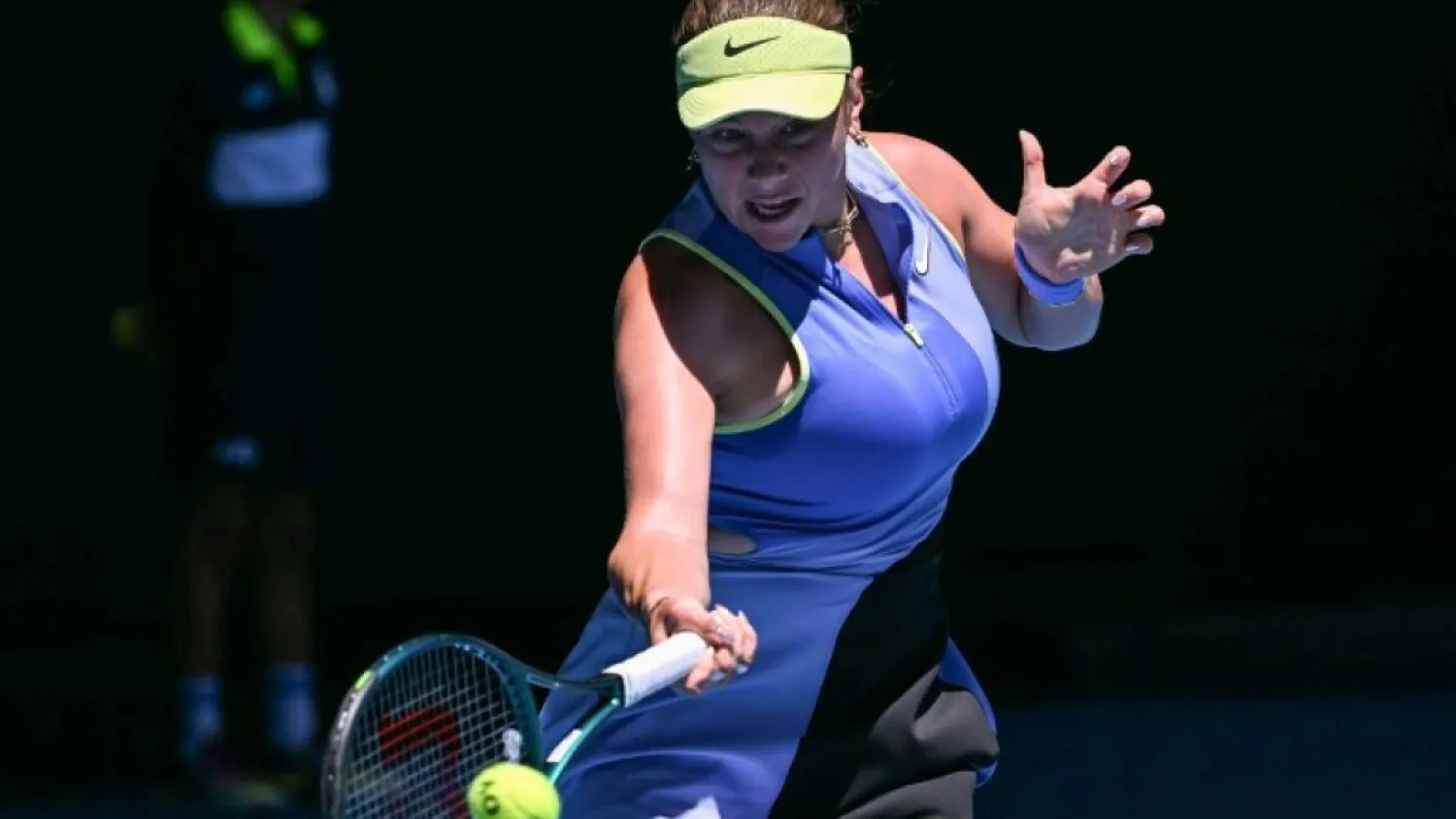 Amanda Anisimova hits a return against fellow American Peyton Stearns. WILLIAM WEST / AFP
