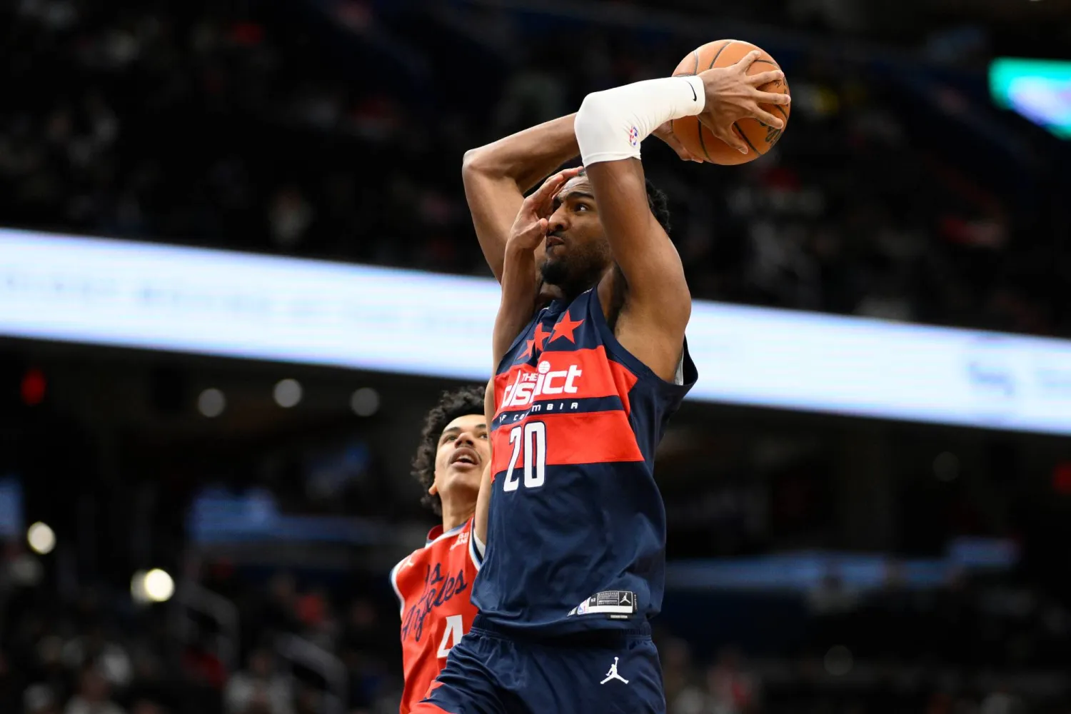 الفرنسي أليكس سار نجم ويزاردز (أ.ب)