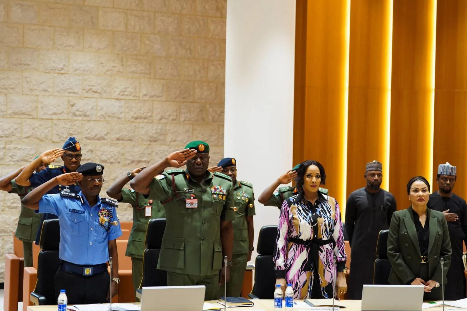 الطاقم النيجيري في افتتاح مجموعة العمل المشتركة بين نيجيريا والولايات المتحدة (رويترز)