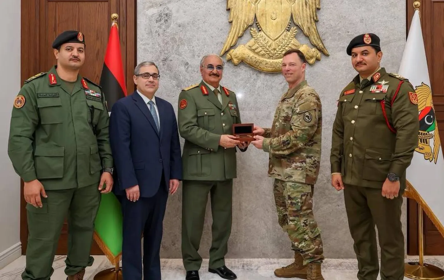 حفتر في لقاء مع قائد القيادة الأميركية بأفريقيا (أفريكوم) داغفين أندرسون في ديسمبر الماضي (إعلام القيادة العامة)