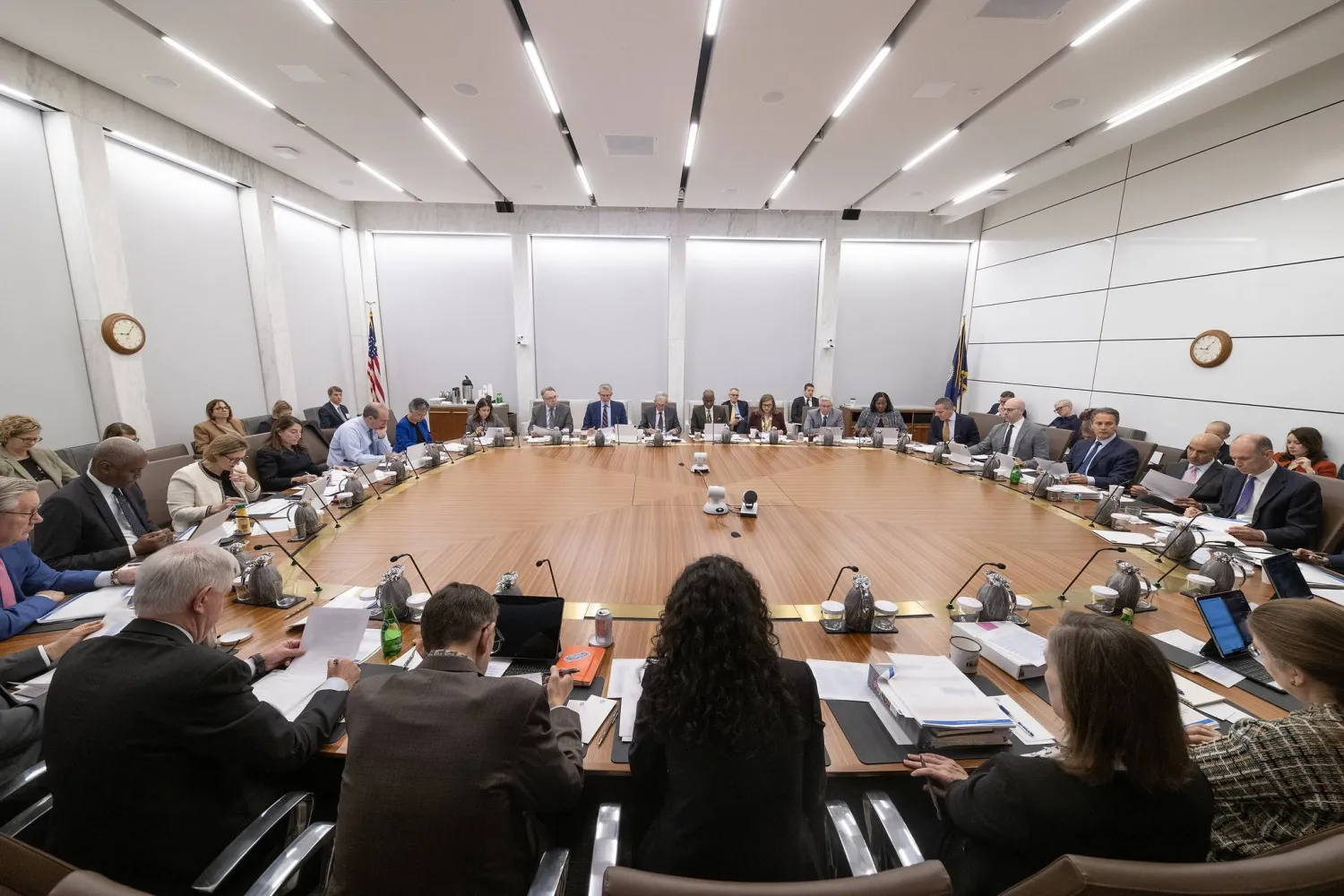 اللجنة الفيدرالية للسوق المفتوحة خلال اجتماعها في نوفمبر الماضي برئاسة باول (الفيدرالي)