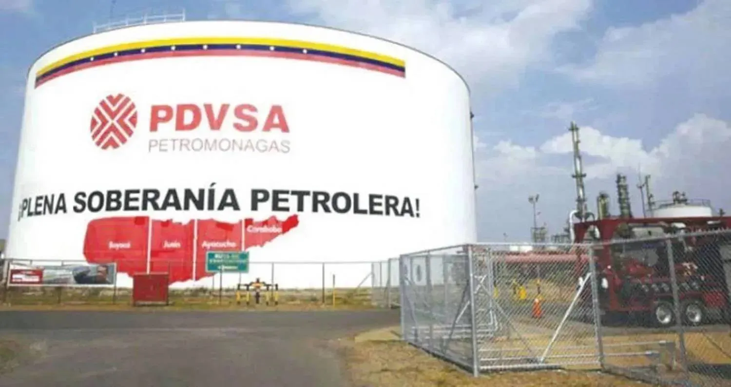 صهريج لتخزين النفط تابع لشركة «بتروليوس دي فنزويلا» (رويترز)