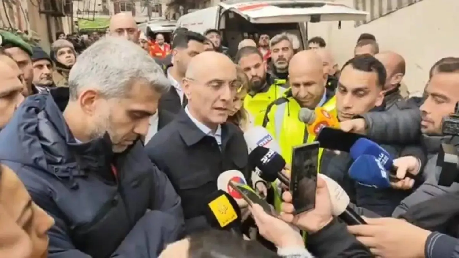 وزير الداخلية اللبناني أحمد الحجار يتفقد المباني المنهارة في طرابلس بشمال لبنان (الوكالة الوطنية)