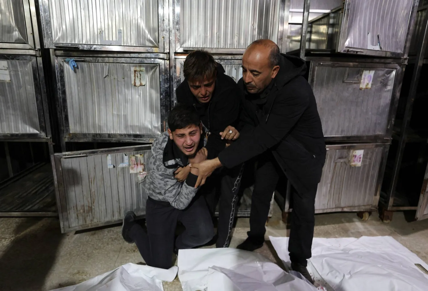 مشيعون فلسطينيون يتفاعلون خلال جنازة قتلى الغارات الإسرائيلية على غزة الخميس (رويترز)