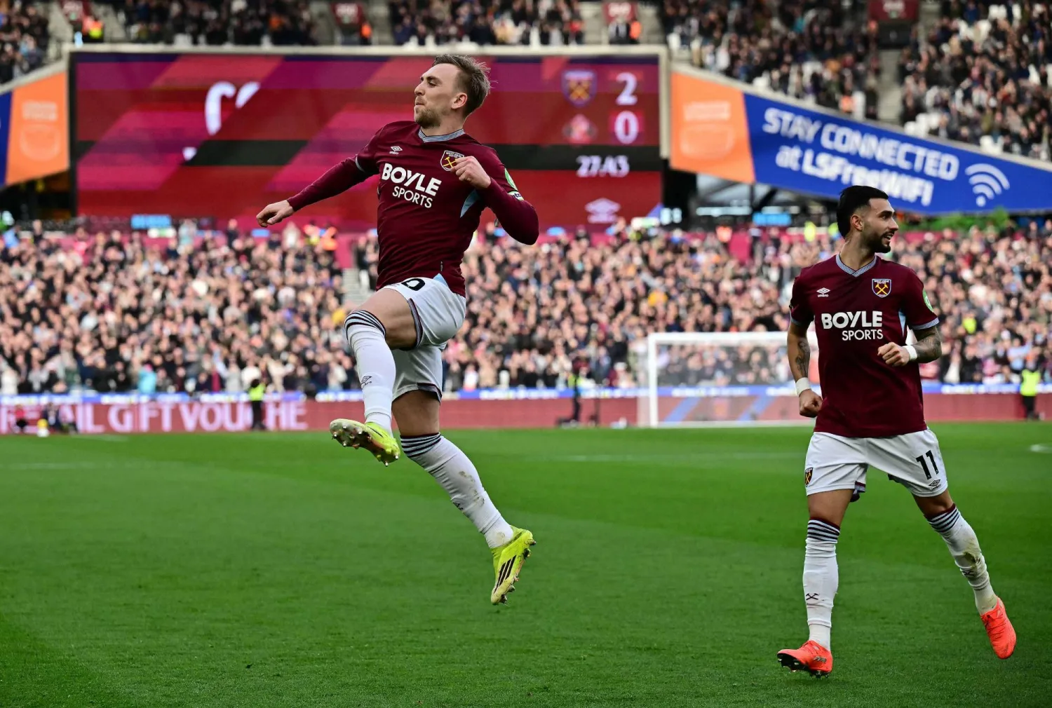 غارود بوين يحتفل بالتسجيل في مرمى سندرلاند (أ.ف.ب)