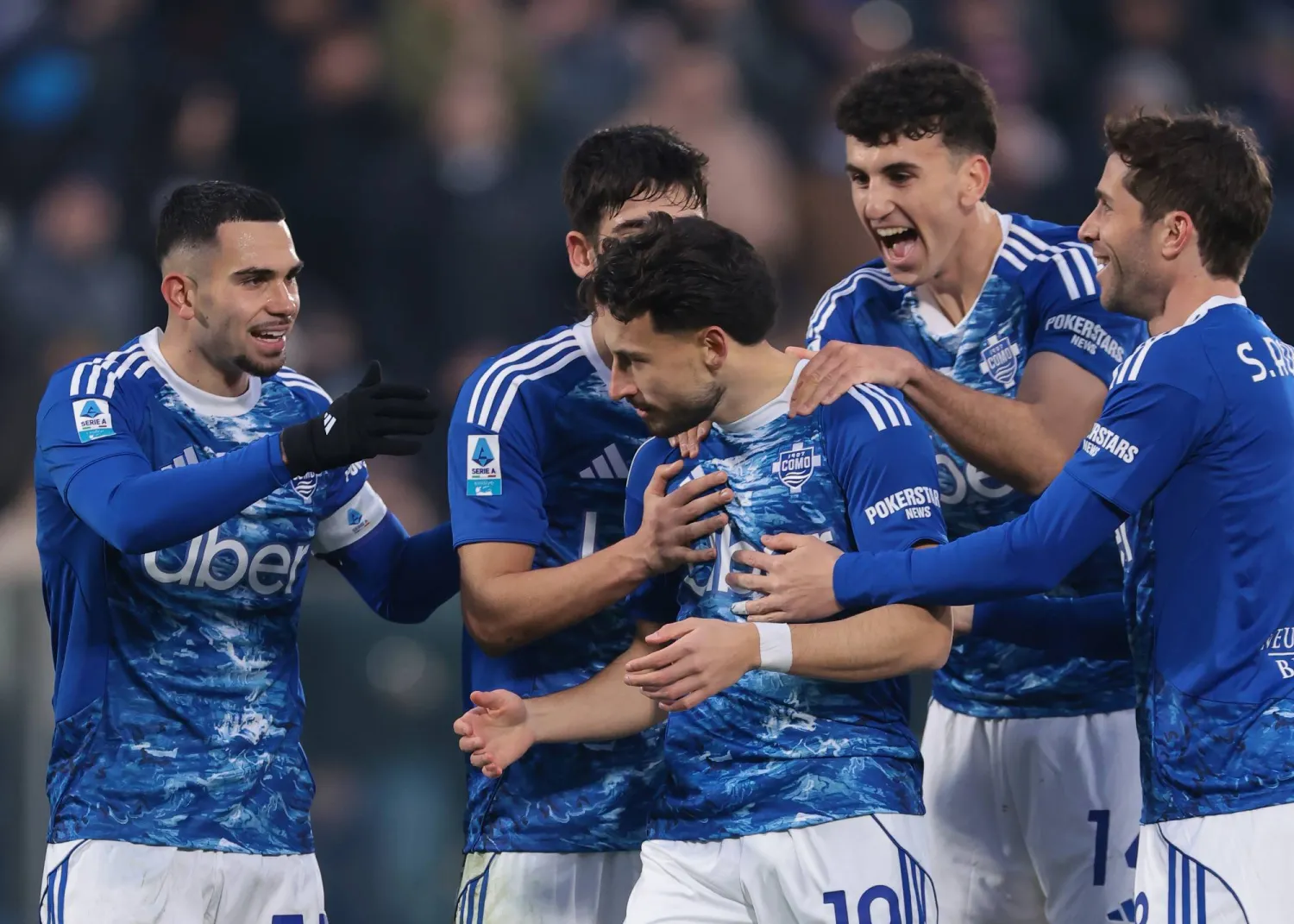 فرحة لاعبي كومو بالفوز الكاسح على تورينو (د.ب.أ)