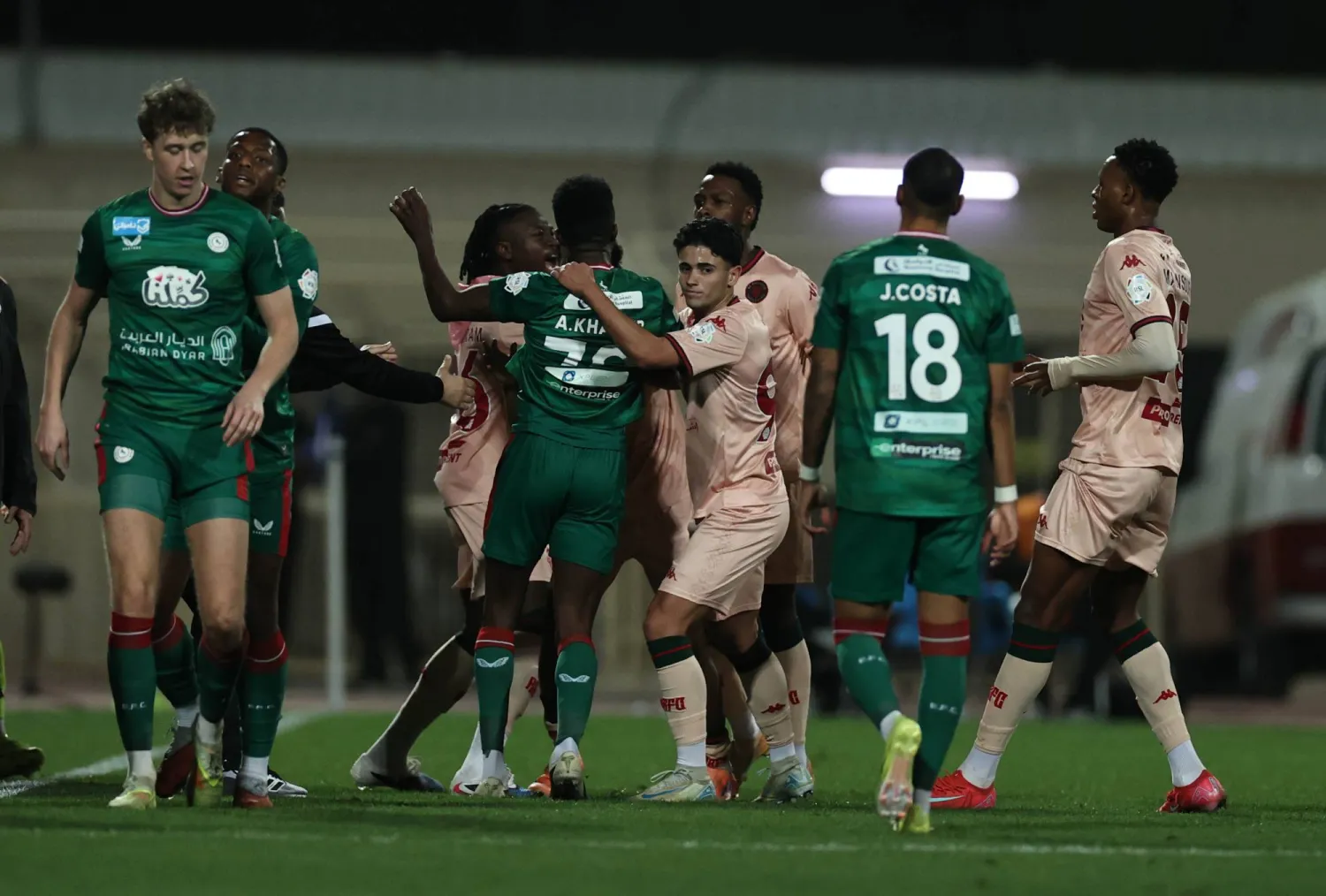 جانب من الاشتباكات التي شهدتها المباراة (تصوير: سعد العنزي)