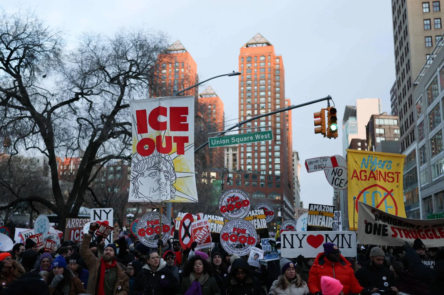 مظاهرة في نيويورك الجمعة ضد إدارة الهجرة والجمارك تضامناً مع مينيابوليس (أ.ب)