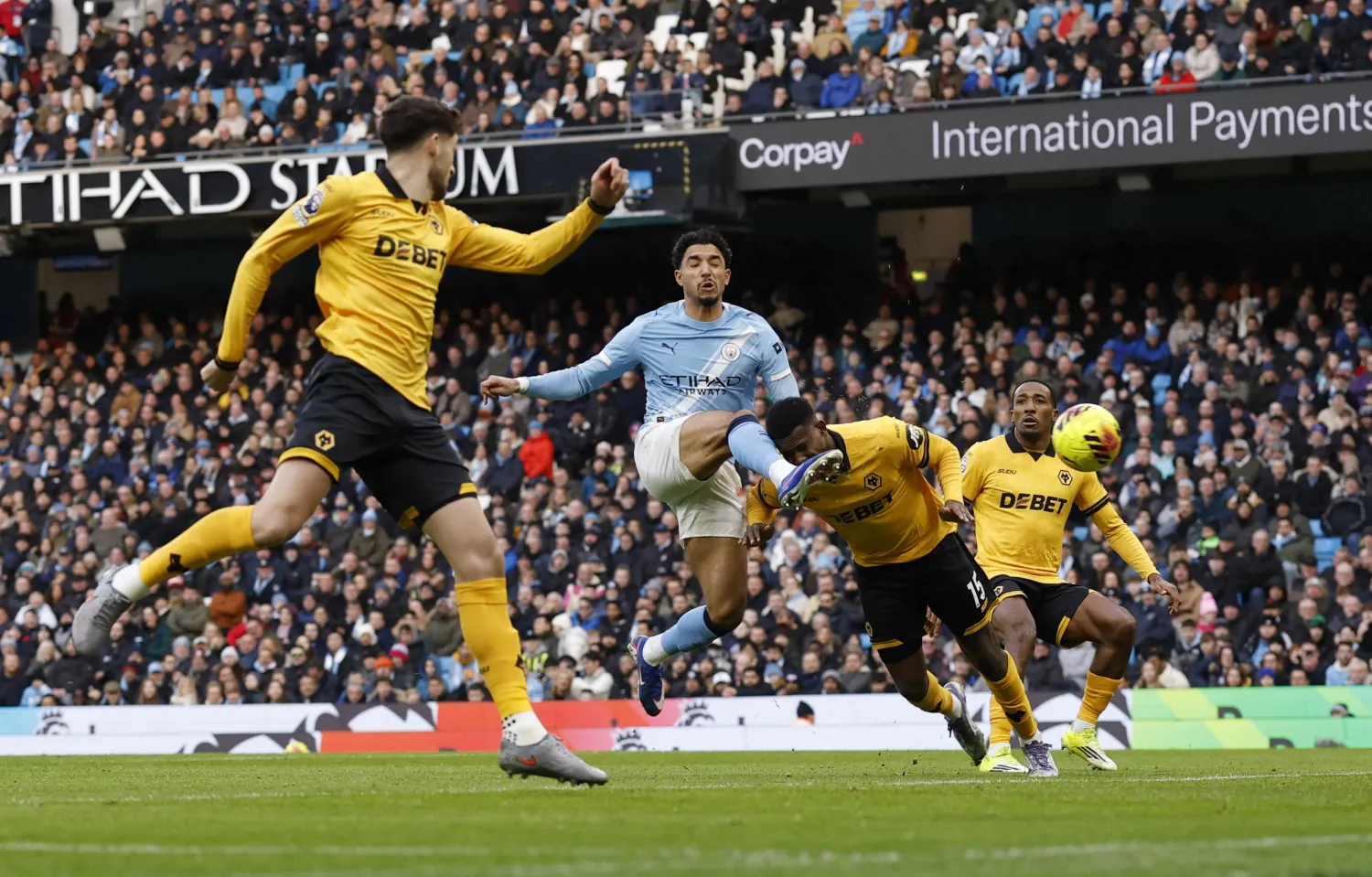 تسديدة مرموش لاعب مانشستر سيتي في طريقها لتعانق شباك وولفرهامبتون (رويترز)