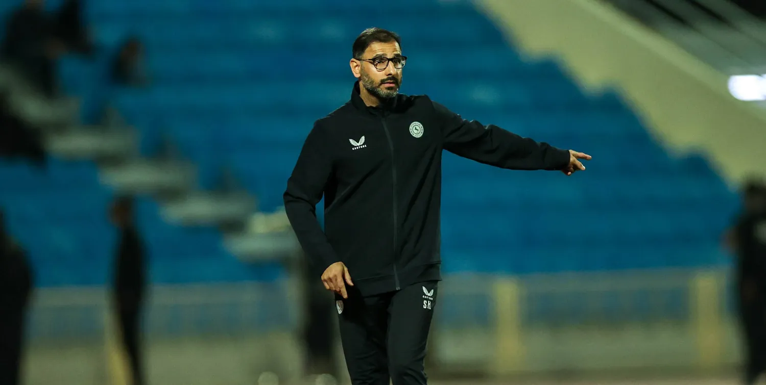 الشهري يوجّه لاعبيه خلال المباراة (تصوير: سعد العنزي)