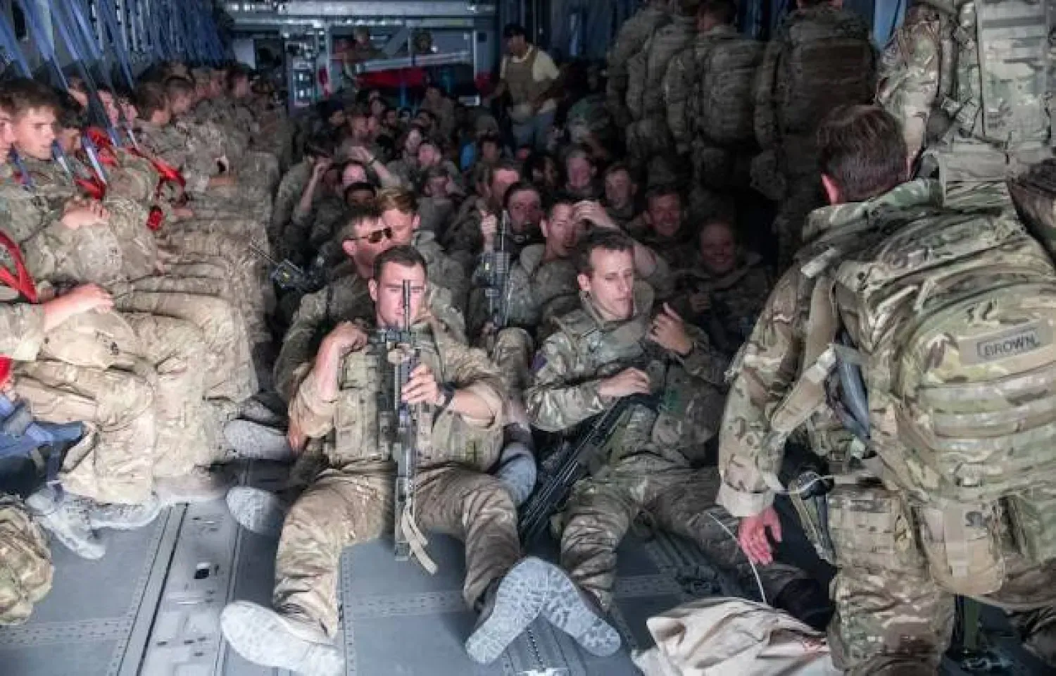 2021 yılında Afganistan'dan ayrılan İngiliz askerleri (Reuters)