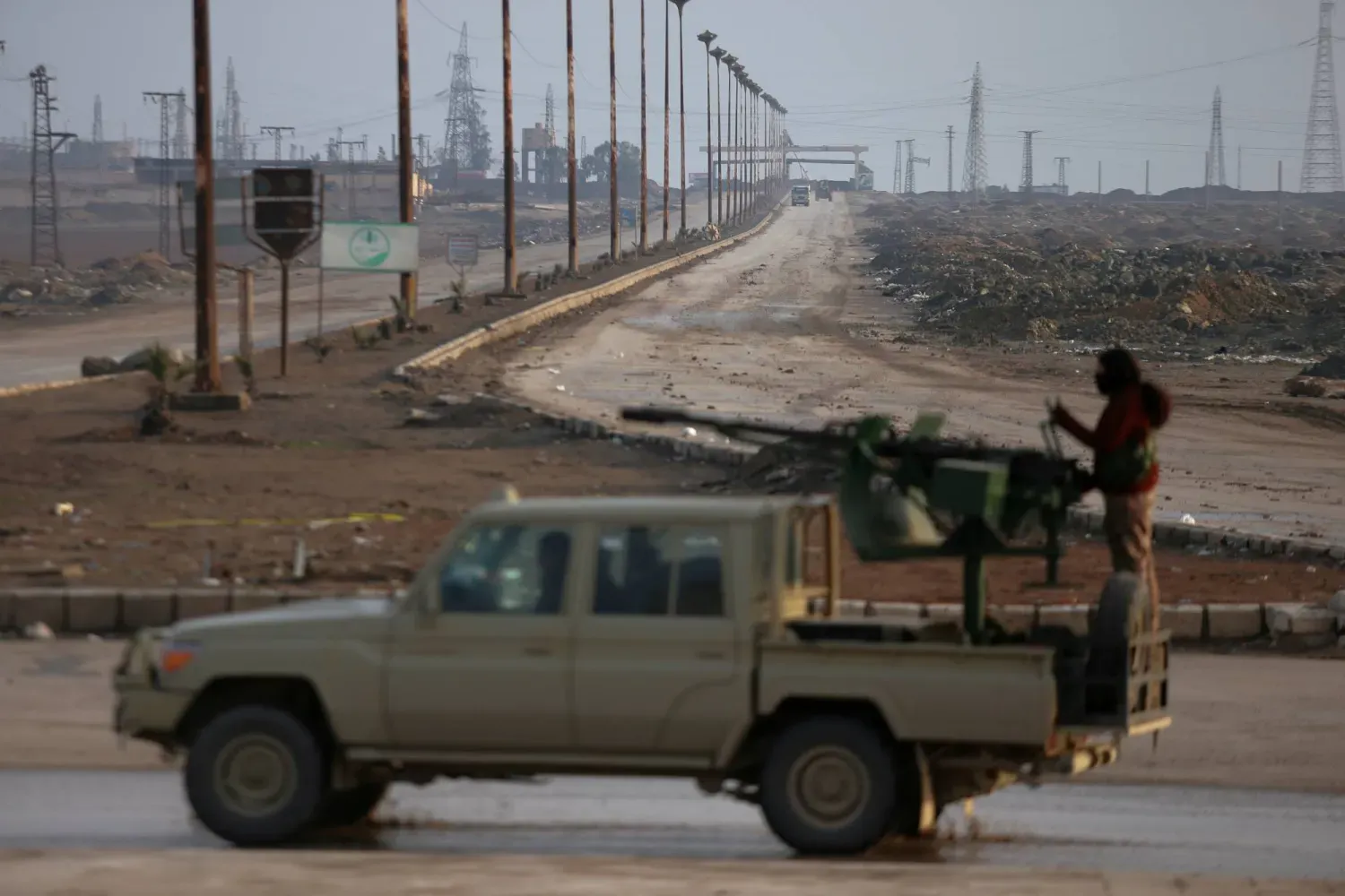 Haseke'de Suriye Demokratik Güçlerine (SDD) ait bir kamyon, cephe hatlarına giden bir yolun üstünde duruyor. (AP)