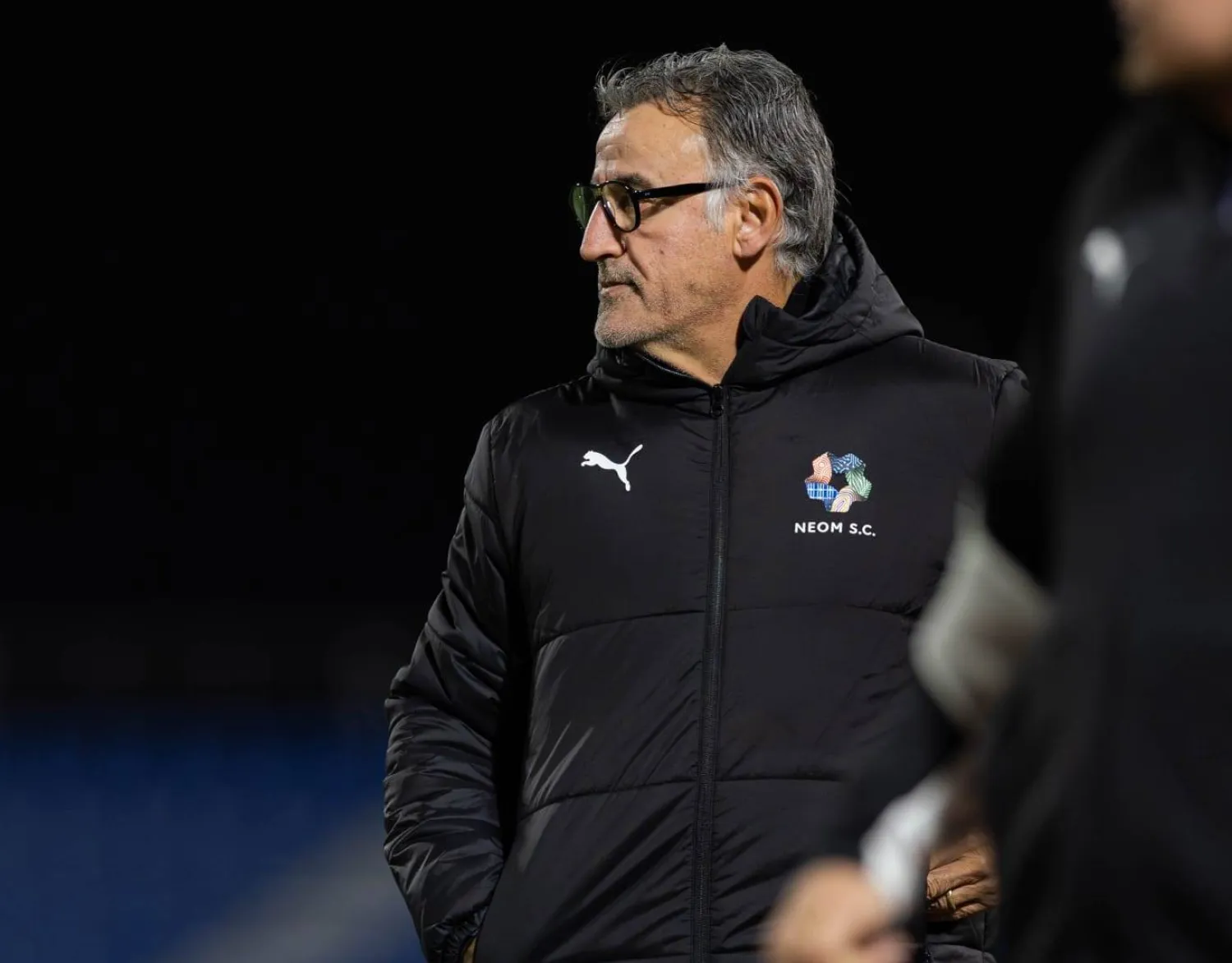 غالتييه يراقب أداء لاعبيه خلال المباراة أمام الأهلي (موقع النادي)