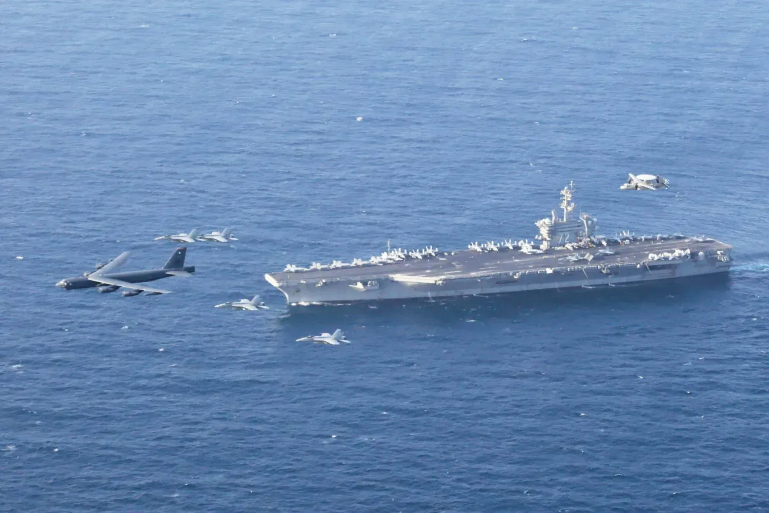 Haziran 2019'da ABD Merkez Komutanlığı sorumluluk alanında ortak tatbikatlar düzenleyen USS Abraham Lincoln uçak gemisi ve bir ABD Hava Kuvvetleri B-52 bombardıman uçağı, (Arşiv AP)