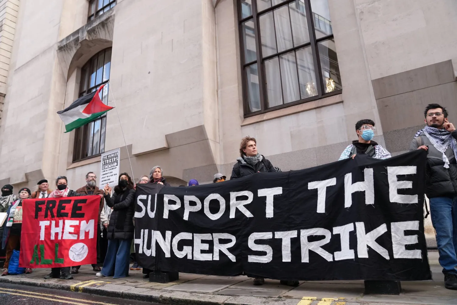رفع المتظاهرون لافتات خلال احتجاجهم أمام «محكمة أولد بيلي» في لندن يوم 16 يناير 2026 بعد أن دفع 4 نشطاء مؤيدين للفلسطينيين ببراءتهم من تهمة اقتحام قاعدة جوية عسكرية بريطانية (رويترز)