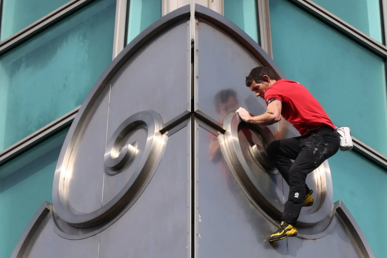 US rock climber Alex Honnold climbs the Taipei 101 skyscraper building, in Taipei, Taiwan, 25 January 2026. (EPA)