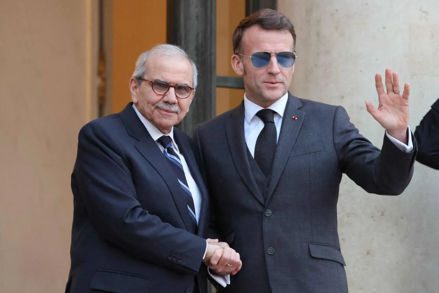  France's President Emmanuel Macron (R) wearing sunglasses shakes hands with Lebanon's Prime Minister Nawaf Salam prior to their meeting at the Elysee presidential palace in Paris, on January 23, 2026. (AFP) 