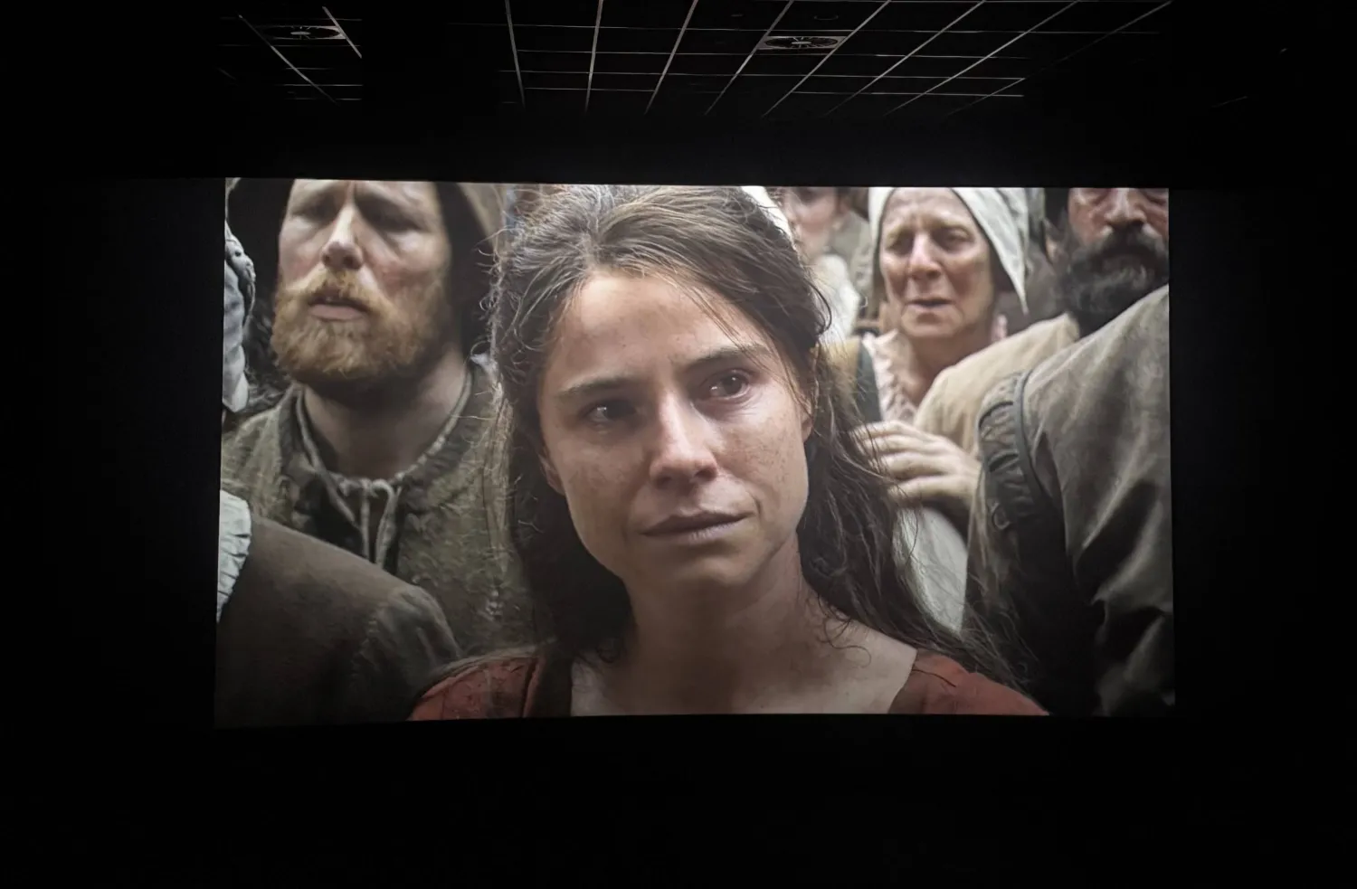 جيسي باكلي في مشهد من الفيلم خلال عرضه في صالات السينما السعودية (تصوير: إيمان الخطاف)